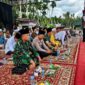 Suasana saat Ustaz Abdul Somad (UAS) menyampaikan ceramah di hadapan ribuan jamaah yang memadati halaman Masjid Sabilul Huda, Kelurahan Teluk Nilau, Kecamatan Pengabuan, Kabupaten Tanjung Jabung Barat, Minggu (21/6/2026). (FOTO: Dok. Istimewa)