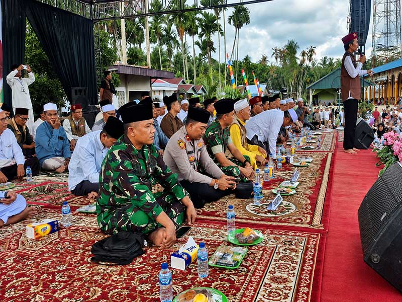 Suasana saat Ustaz Abdul Somad (UAS) menyampaikan ceramah di hadapan ribuan jamaah yang memadati halaman Masjid Sabilul Huda, Kelurahan Teluk Nilau, Kecamatan Pengabuan, Kabupaten Tanjung Jabung Barat, Minggu (21/6/2026). (FOTO: Dok. Istimewa)