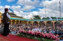 Suasana saat Ustaz Abdul Somad (UAS) menyampaikan ceramah di hadapan ribuan jamaah yang memadati halaman Masjid Sabilul Huda, Kelurahan Teluk Nilau, Kecamatan Pengabuan, Kabupaten Tanjung Jabung Barat, Minggu (21/6/2026). (FOTO: Dok. Istimewa)