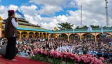 Suasana saat Ustaz Abdul Somad (UAS) menyampaikan ceramah di hadapan ribuan jamaah yang memadati halaman Masjid Sabilul Huda, Kelurahan Teluk Nilau, Kecamatan Pengabuan, Kabupaten Tanjung Jabung Barat, Minggu (21/6/2026). (FOTO: Dok. Istimewa)