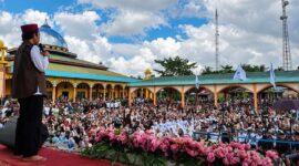 Suasana saat Ustaz Abdul Somad (UAS) menyampaikan ceramah di hadapan ribuan jamaah yang memadati halaman Masjid Sabilul Huda, Kelurahan Teluk Nilau, Kecamatan Pengabuan, Kabupaten Tanjung Jabung Barat, Minggu (21/6/2026). (FOTO: Dok. Istimewa)