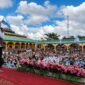 Suasana saat Ustaz Abdul Somad (UAS) menyampaikan ceramah di hadapan ribuan jamaah yang memadati halaman Masjid Sabilul Huda, Kelurahan Teluk Nilau, Kecamatan Pengabuan, Kabupaten Tanjung Jabung Barat, Minggu (21/6/2026). (FOTO: Dok. Istimewa)