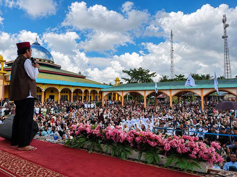 Suasana saat Ustaz Abdul Somad (UAS) menyampaikan ceramah di hadapan ribuan jamaah yang memadati halaman Masjid Sabilul Huda, Kelurahan Teluk Nilau, Kecamatan Pengabuan, Kabupaten Tanjung Jabung Barat, Minggu (21/6/2026). (FOTO: Dok. Istimewa)