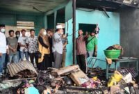 FOTO : KH. Anwar Sadat Saat Berbincang dengan Korban Kebakaran Bedeng 4 Pintu di Jalan Elang RT 06 Kelurahan Sriwijaya, Kecamatan Tungkal Ilir, Jumat (12/12/20).