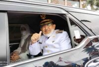 FOTO : Bupati Tanjab Barat Tuan Guru H. Nanang atau H. Anwar Sadat dan Istri Saat Menaiki Mobil Dinas BH 1 E Usai Palantikan di di Rumah Dinas Gubernur Jambi, Jumat (26/02/21)