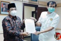FOTO : Bupati Anwar Sadat Saat Menerima Surat Keputusan Mentri ESDM diserahkan oleh Rida Mulyana Dirjen Ketenaga Listrikan kementrian ESDM Republik Indonesia di Jakarta, Selasa (09/03/21).