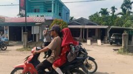 Personil Polsek Pengabuan Meberikan Imbauan Patuhi Prokes 5M dan Edukasi PPKM. FOTO : BAS