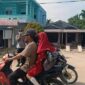 Personil Polsek Pengabuan Meberikan Imbauan Patuhi Prokes 5M dan Edukasi PPKM. FOTO : BAS