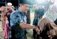 Wakil Ketua II DPRD Tanjung Jabung Barat H. Muh Sjafril Simamora menyerahkan hadiah kepada pemenang. FOTO : Ist