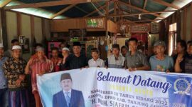 H. Muh Sjafril Simamora foto bersama Masyarakat disela Reses. FOTO : Ist
