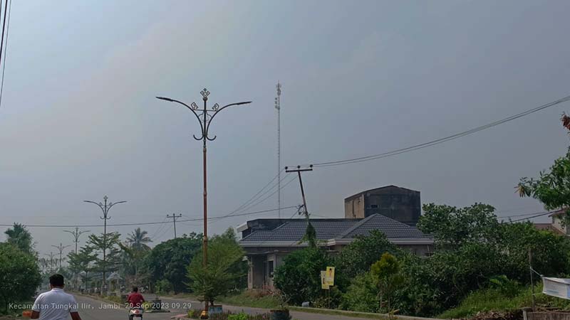 Pemandangan Kota Kuala Tungkal Diselimuti Kabut Asap, Jumat (29/9/23). FOTO : LT
