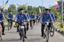 Staf Khusus Menag Bidang Kebijakan Publik, Media, dan Humas, Dr. H. Ismail Cawidu, M.Si bersama Dirjen Pendis Prof. Dr. H. Suyitno, M.Ag, dan Rektor UIN STS Jambi Prof. Dr. H. Kaspul Anwar, M.Pd memimpin rombongan peserta Sutha Fun Bike saat mengelilingi kawasan kampus di Desa Simpang Sungai Duren, Muaro Jambi, Senin (1/6). Kegiatan ini digelar dalam rangka memperingati Pekan Lingkungan 2026. (Foto: Dok. Humas UIN STS Jambi)