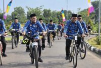 Staf Khusus Menag Bidang Kebijakan Publik, Media, dan Humas, Dr. H. Ismail Cawidu, M.Si bersama Dirjen Pendis Prof. Dr. H. Suyitno, M.Ag, dan Rektor UIN STS Jambi Prof. Dr. H. Kaspul Anwar, M.Pd memimpin rombongan peserta Sutha Fun Bike saat mengelilingi kawasan kampus di Desa Simpang Sungai Duren, Muaro Jambi, Senin (1/6). Kegiatan ini digelar dalam rangka memperingati Pekan Lingkungan 2026. (Foto: Dok. Humas UIN STS Jambi)