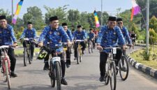 Staf Khusus Menag Bidang Kebijakan Publik, Media, dan Humas, Dr. H. Ismail Cawidu, M.Si bersama Dirjen Pendis Prof. Dr. H. Suyitno, M.Ag, dan Rektor UIN STS Jambi Prof. Dr. H. Kaspul Anwar, M.Pd memimpin rombongan peserta Sutha Fun Bike saat mengelilingi kawasan kampus di Desa Simpang Sungai Duren, Muaro Jambi, Senin (1/6). Kegiatan ini digelar dalam rangka memperingati Pekan Lingkungan 2026. (Foto: Dok. Humas UIN STS Jambi)