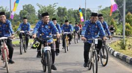 Staf Khusus Menag Bidang Kebijakan Publik, Media, dan Humas, Dr. H. Ismail Cawidu, M.Si bersama Dirjen Pendis Prof. Dr. H. Suyitno, M.Ag, dan Rektor UIN STS Jambi Prof. Dr. H. Kaspul Anwar, M.Pd memimpin rombongan peserta Sutha Fun Bike saat mengelilingi kawasan kampus di Desa Simpang Sungai Duren, Muaro Jambi, Senin (1/6). Kegiatan ini digelar dalam rangka memperingati Pekan Lingkungan 2026. (Foto: Dok. Humas UIN STS Jambi)