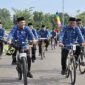 Staf Khusus Menag Bidang Kebijakan Publik, Media, dan Humas, Dr. H. Ismail Cawidu, M.Si bersama Dirjen Pendis Prof. Dr. H. Suyitno, M.Ag, dan Rektor UIN STS Jambi Prof. Dr. H. Kaspul Anwar, M.Pd memimpin rombongan peserta Sutha Fun Bike saat mengelilingi kawasan kampus di Desa Simpang Sungai Duren, Muaro Jambi, Senin (1/6). Kegiatan ini digelar dalam rangka memperingati Pekan Lingkungan 2026. (Foto: Dok. Humas UIN STS Jambi)