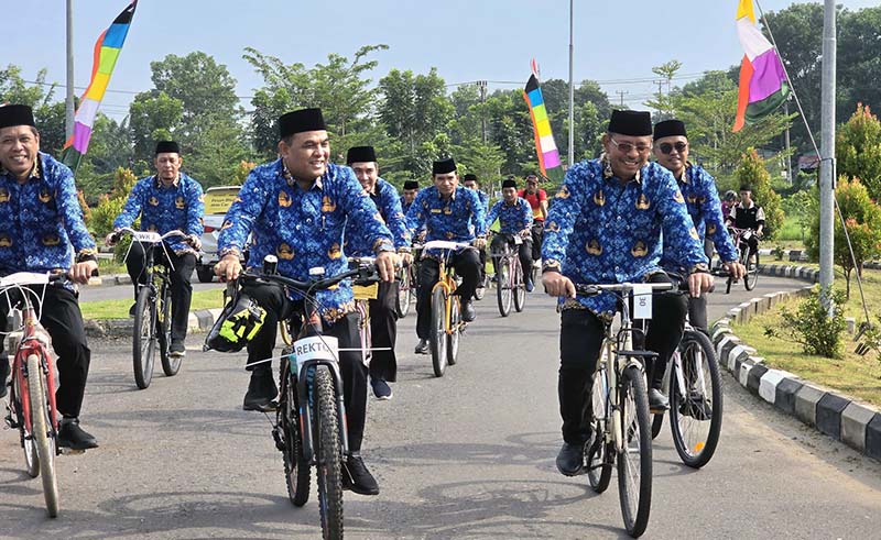 Staf Khusus Menag Bidang Kebijakan Publik, Media, dan Humas, Dr. H. Ismail Cawidu, M.Si bersama Dirjen Pendis Prof. Dr. H. Suyitno, M.Ag, dan Rektor UIN STS Jambi Prof. Dr. H. Kaspul Anwar, M.Pd memimpin rombongan peserta Sutha Fun Bike saat mengelilingi kawasan kampus di Desa Simpang Sungai Duren, Muaro Jambi, Senin (1/6). Kegiatan ini digelar dalam rangka memperingati Pekan Lingkungan 2026. (Foto: Dok. Humas UIN STS Jambi)