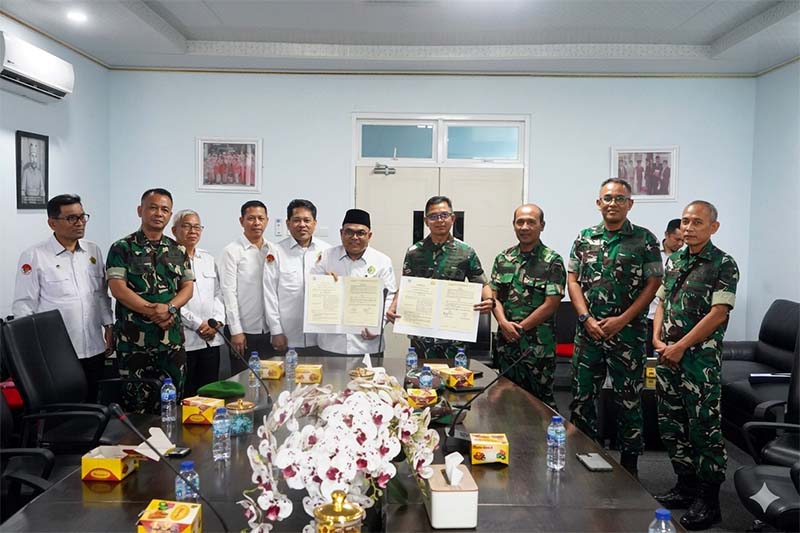 Komandan Korem 042/Gapu, Brigjen TNI Nyamin (kanan), dan Rektor UIN STS Jambi, Prof. Dr. H. Kasful Anwar, M.Pd. (kiri), menunjukkan naskah Nota Kesepahaman (MoU) yang telah ditandatangani di Gedung Rektorat UIN STS Jambi, Senin (13/4/2026). Kerja sama ini berfokus pada penguatan wawasan kebangsaan, pertukaran kepakaran, dan pengembangan sumber daya manusia strategis antara kedua institusi. (Foto: Penrem 042/Gapu)
