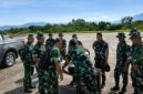 Tim Investigasi Kodam XX/Tuanku Imam Bonjol mempersiapkan pengujian lapangan menggunakan Pistol G-2 Combat dan amunisi kaliber 9 mm PT Pindad di Lapangan Tembak Lanud Sutan Sjahrir, Padang, Jumat (05/06/2026). Pengujian berbasis sains balistik ini digelar guna mengungkap fakta dan mengumpulkan data empiris terkait insiden munisi nyasar di lingkungan Universitas Negeri Padang (UNP).(Foto: Pendam XX/TIB)