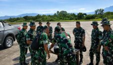 Tim Investigasi Kodam XX/Tuanku Imam Bonjol mempersiapkan pengujian lapangan menggunakan Pistol G-2 Combat dan amunisi kaliber 9 mm PT Pindad di Lapangan Tembak Lanud Sutan Sjahrir, Padang, Jumat (05/06/2026). Pengujian berbasis sains balistik ini digelar guna mengungkap fakta dan mengumpulkan data empiris terkait insiden munisi nyasar di lingkungan Universitas Negeri Padang (UNP).(Foto: Pendam XX/TIB)