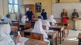 Erham, S. Ag Ketua PKBM Selempang Merah didampingi pihak terkait lainnya saat memberikan pengarahan kepada peserta USPK Paket B, Selasa (17/5/22). FOTO : Lintastungkal