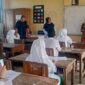 Erham, S. Ag Ketua PKBM Selempang Merah didampingi pihak terkait lainnya saat memberikan pengarahan kepada peserta USPK Paket B, Selasa (17/5/22). FOTO : Lintastungkal