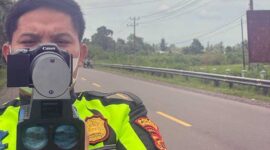 Personel Satlantas Polres Batanghari Menunjukan Termo Gun Alat Deteksi Kecepatan Kendaraan di Jalan Raya. FOTO : Dhea