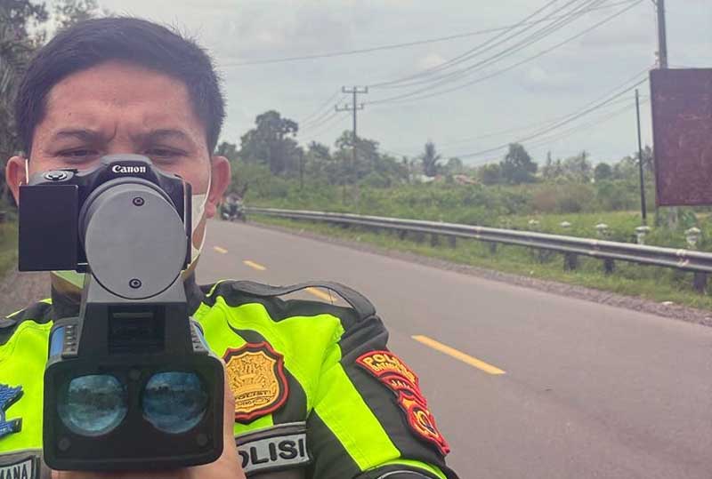 Personel Satlantas Polres Batanghari Menunjukan Termo Gun Alat Deteksi Kecepatan Kendaraan di Jalan Raya. FOTO : Dhea