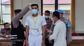 Paniatia Tingkat Polres Tanjab Barat melaksanakan pemeriksaan pengukuran tinggi dan berat badan terhadap calon Taruna Akpol, Bintara dan Tamtama Polri di Ruang Rekonfu, Rabu (14/04/21).