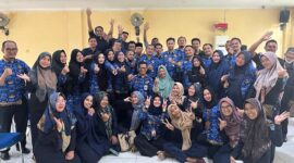 Momen Syukuuran Foto Bersama Ulang Tahun ke-60 dan Memasuki Masa Purna Tugas Kepala BKPSDM Kabupaten Tanjung Jabung Barat H. R. Gatot Suwarso, SH, MM merayakan bersama Sfat. FOTO : HMS
