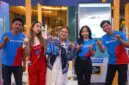 Sejumlah staf dan pelaku Usaha Mikro dan Kecil (UMK) binaan PT Pertamina (Persero) menunjukkan merchandise eksklusif dan voucher belanja di sela-sela persiapan rangkaian program Pertamina SMEXPO, Senin (28/9/2026).  (FOTO : Dok. PERTAMINA)