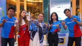 Sejumlah staf dan pelaku Usaha Mikro dan Kecil (UMK) binaan PT Pertamina (Persero) menunjukkan merchandise eksklusif dan voucher belanja di sela-sela persiapan rangkaian program Pertamina SMEXPO, Senin (28/9/2026).  (FOTO : Dok. PERTAMINA)