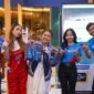 Sejumlah staf dan pelaku Usaha Mikro dan Kecil (UMK) binaan PT Pertamina (Persero) menunjukkan merchandise eksklusif dan voucher belanja di sela-sela persiapan rangkaian program Pertamina SMEXPO, Senin (28/9/2026).  (FOTO : Dok. PERTAMINA)