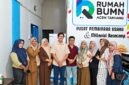 ara pelaku Usaha Mikro, Kecil, dan Menengah (UMKM) binaan berfoto bersama pengelola di depan Pusat Pembinaan Usaha & Millenial Basecamp Rumah BUMN Pertamina Aceh Tamiang. (FOTO : Dok. PERTAMINA)