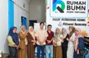 ara pelaku Usaha Mikro, Kecil, dan Menengah (UMKM) binaan berfoto bersama pengelola di depan Pusat Pembinaan Usaha & Millenial Basecamp Rumah BUMN Pertamina Aceh Tamiang. (FOTO : Dok. PERTAMINA)