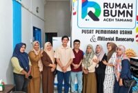 ara pelaku Usaha Mikro, Kecil, dan Menengah (UMKM) binaan berfoto bersama pengelola di depan Pusat Pembinaan Usaha & Millenial Basecamp Rumah BUMN Pertamina Aceh Tamiang. (FOTO : Dok. PERTAMINA)