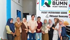 ara pelaku Usaha Mikro, Kecil, dan Menengah (UMKM) binaan berfoto bersama pengelola di depan Pusat Pembinaan Usaha & Millenial Basecamp Rumah BUMN Pertamina Aceh Tamiang. (FOTO : Dok. PERTAMINA)