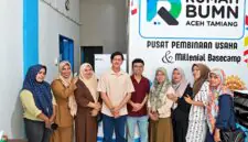 ara pelaku Usaha Mikro, Kecil, dan Menengah (UMKM) binaan berfoto bersama pengelola di depan Pusat Pembinaan Usaha & Millenial Basecamp Rumah BUMN Pertamina Aceh Tamiang. (FOTO : Dok. PERTAMINA)