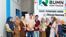 ara pelaku Usaha Mikro, Kecil, dan Menengah (UMKM) binaan berfoto bersama pengelola di depan Pusat Pembinaan Usaha & Millenial Basecamp Rumah BUMN Pertamina Aceh Tamiang. (FOTO : Dok. PERTAMINA)