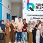 ara pelaku Usaha Mikro, Kecil, dan Menengah (UMKM) binaan berfoto bersama pengelola di depan Pusat Pembinaan Usaha & Millenial Basecamp Rumah BUMN Pertamina Aceh Tamiang. (FOTO : Dok. PERTAMINA)
