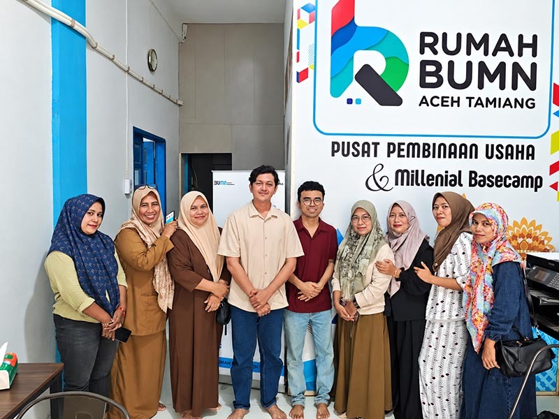 ara pelaku Usaha Mikro, Kecil, dan Menengah (UMKM) binaan berfoto bersama pengelola di depan Pusat Pembinaan Usaha & Millenial Basecamp Rumah BUMN Pertamina Aceh Tamiang. (FOTO : Dok. PERTAMINA)