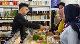 PRODUK LOKAL DI AJANG INTERNASIONAL: Salah satu pelaku UMKM binaan PT Pertamina (Persero) tengah melayani pengunjung dan menunjukkan produk wellness unggulannya dalam ajang Inabuyer B2B2G Expo 2026 di Jakarta.  (FOTO : Dok. Pertamina)
