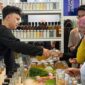 PRODUK LOKAL DI AJANG INTERNASIONAL: Salah satu pelaku UMKM binaan PT Pertamina (Persero) tengah melayani pengunjung dan menunjukkan produk wellness unggulannya dalam ajang Inabuyer B2B2G Expo 2026 di Jakarta.  (FOTO : Dok. Pertamina)