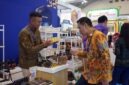 Salah satu pelaku UMKM mitra binaan PT Pertamina (Persero) tengah menjelaskan keunggulan produk alas kaki lokal kepada pengunjung dalam pameran dagang internasional. (Foto: Dok. Pertamina)
