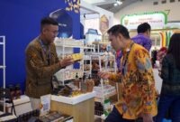 Salah satu pelaku UMKM mitra binaan PT Pertamina (Persero) tengah menjelaskan keunggulan produk alas kaki lokal kepada pengunjung dalam pameran dagang internasional. (Foto: Dok. Pertamina)