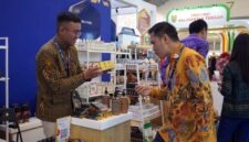 Salah satu pelaku UMKM mitra binaan PT Pertamina (Persero) tengah menjelaskan keunggulan produk alas kaki lokal kepada pengunjung dalam pameran dagang internasional. (Foto: Dok. Pertamina)