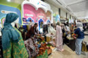 Salah satu stan UMKM binaan Pertamina menampilkan beragam produk fesyen dan kerajinan lokal dalam kegiatan pameran. Dukungan pembinaan dan akses pasar dari Pertamina diharapkan mampu memperluas jangkauan usaha serta meningkatkan daya saing produk UMKM Indonesia. (FOTO: ISTIMEWA)