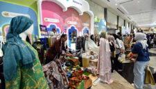 Salah satu stan UMKM binaan Pertamina menampilkan beragam produk fesyen dan kerajinan lokal dalam kegiatan pameran. Dukungan pembinaan dan akses pasar dari Pertamina diharapkan mampu memperluas jangkauan usaha serta meningkatkan daya saing produk UMKM Indonesia. (FOTO: ISTIMEWA)