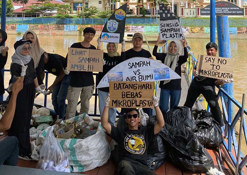 HIMATEL UNBARI Bekerja sama dengan BRUIN Dinas Lingkungan Hidup Kota Jambi, Polairud dan Bank Sampah Dream Saat Melakukan Sensus Dan Audit Sampah Plastik di Sungai Batanghari Jambi. Sabtu (24/04/24). FOTO : Tim MEdia