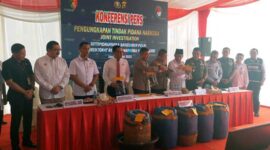 Kapolda Jambi Irjen Pol  Rusdi Hartono didampingi Ditpidnarkoba Bareskrim Brigjen Pol Mukti Juarsyah, saat gelar konferensi pers di Mapolda Jambi, Rabu (10/5/23). FOTO : BIN